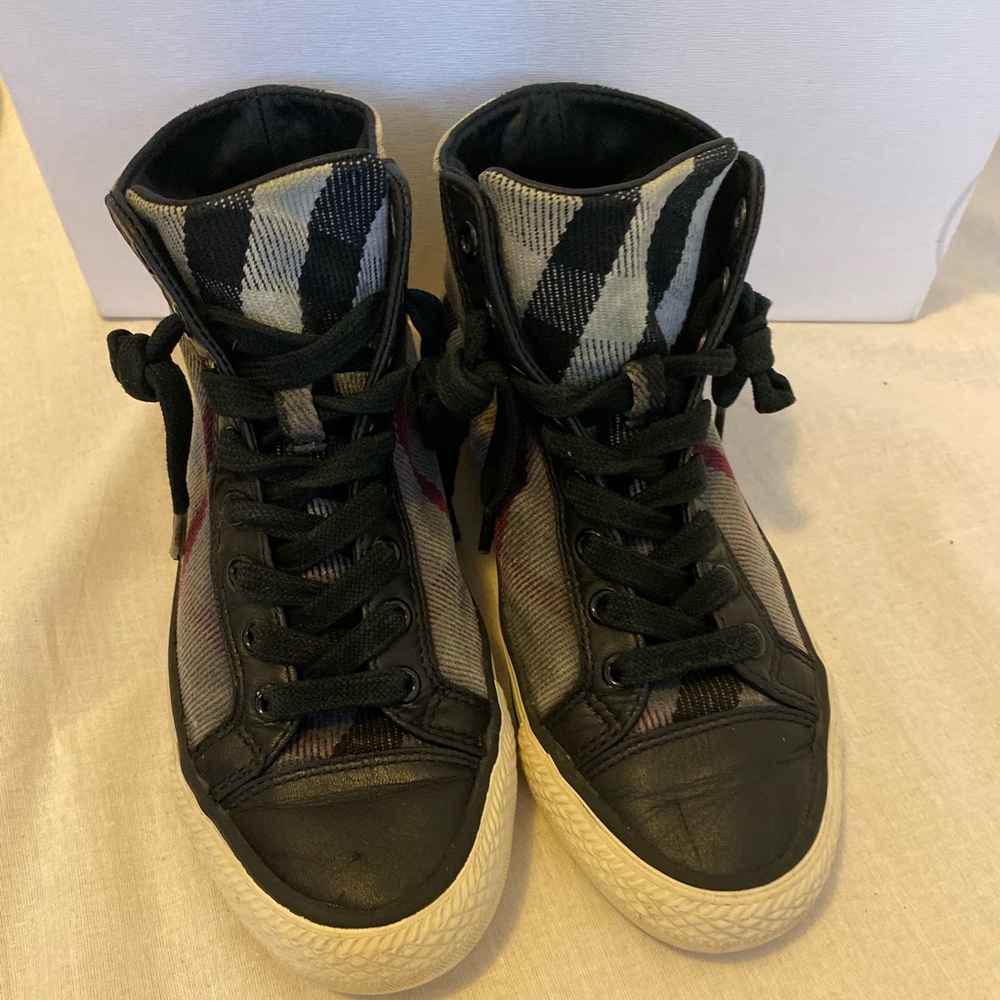 Burberry shoes - Picture 2 of 8